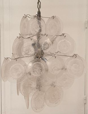 un lustre en verre auquel sont suspendues plusieurs assiettes