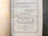un livre ouvert posé sur une table recouverte d'une nappe noire