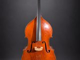 un vieux violoncelle sur fond noir