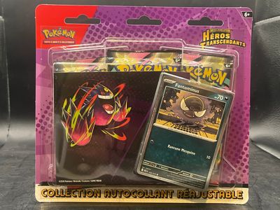Deux cartes à collectionner Pokémon se trouvent dans un paquet posé sur une table
