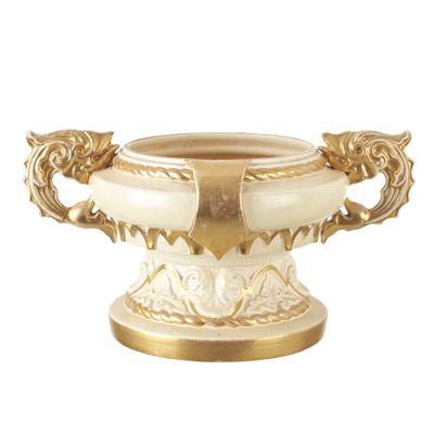 un vase blanc avec une anse dorée sur fond blanc