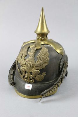 un vieux casque surmonté d'un aigle royal