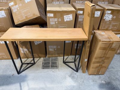 une table posée devant un tas de cartons