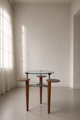 une table sur laquelle sont posées deux assiettes en verre, dans une pièce