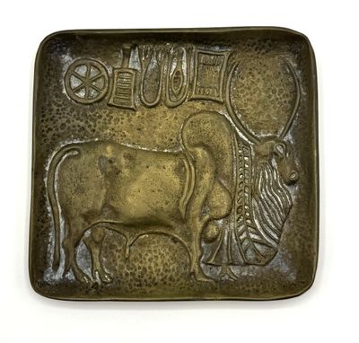 une plaque métallique sur laquelle sont représentés une vache et un zèbre