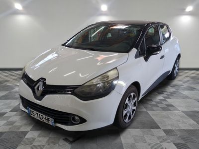la voiture blanche est garée dans le garage sur le sol en damier