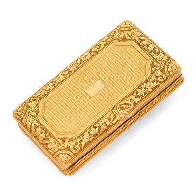 un étui à cigarettes doré ancien sur fond blanc