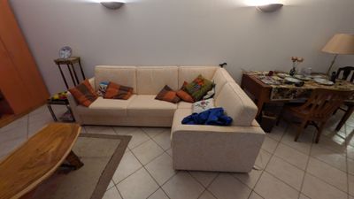 un salon avec un canapé et une table