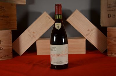 une bouteille de vin posée sur une table