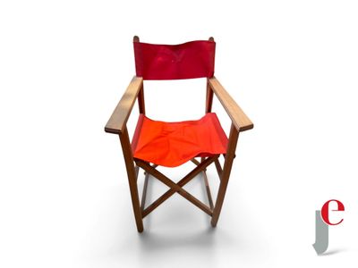 une chaise rouge avec une assise rouge et un coussin rouge