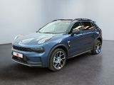 Le SUV bleu est garé dans une grande pièce au sol noir.