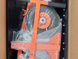 une boîte en carton contenant une paire de ciseaux
