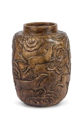 vase en bois sculpté sur fond blanc, avec un fond blanc