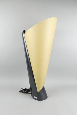 un gros plan d'une lampe de table surmontée d'un cône jaune