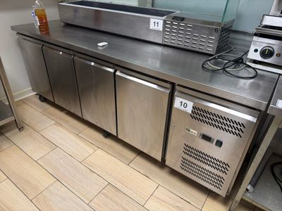 plan de travail en acier inoxydable dans une cuisine commerciale équipée d'appareils en acier inoxydable