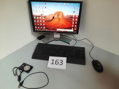 un bureau sur lequel se trouvent un clavier, une souris et un écran