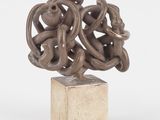 une photo d'une sculpture représentant un nœud posé sur un bloc