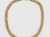 un collier en or muni d'un fermoir en forme de tête de serpent