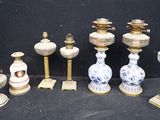 de nombreux vases et bougies de toutes sortes sur la table