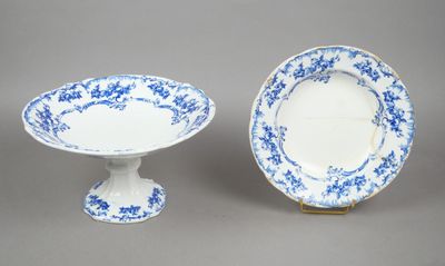 une paire de plats en porcelaine bleue et blanche et un saladier sur pied