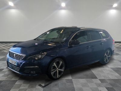 la voiture bleue est garée dans le garage sur un sol en damier