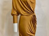 un mannequin portant une robe marron sur un mannequin mannequin mannequin mannequin mannequin mannequin mannequin mannequin mann