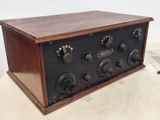 une radio à l'ancienne posée sur une table
