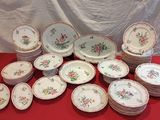 de nombreuses assiettes et bols posés sur une nappe rouge