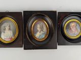 trois portraits miniatures encadrés représentant des femmes et des enfants sur fond blanc
