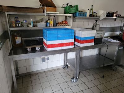 2 plans de travail en inox sur roulettes. On y joint une éta… - Photo 1