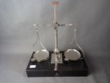 une balance posée sur une table, avec deux plateaux