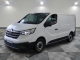 la camionnette blanche est garée sur un sol carrelé en damier