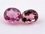 une paire de tourmalines roses sur un fond blanc