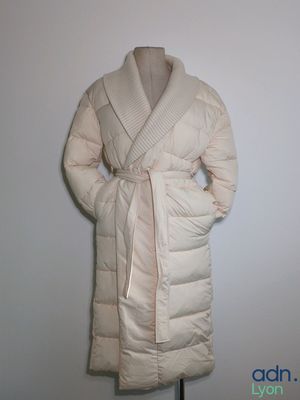 une image d'un manteau de femme sur un mannequin
