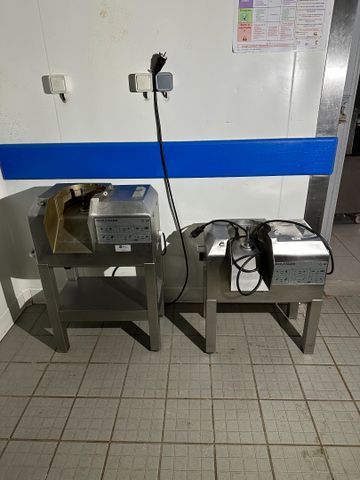  Deux coupes légumes ROBOT COUPE CL 60 avec accessoires et chario...
