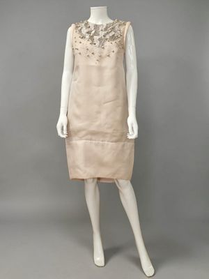 une robe de mannequin avec un décolleté orné de perles et une jupe courte