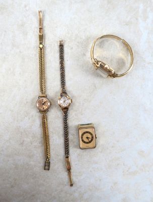 deux bagues, un bracelet, une bague et une montre posés sur une table