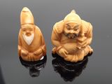 deux figurines représentant un homme et une femme assis sur une surface noire