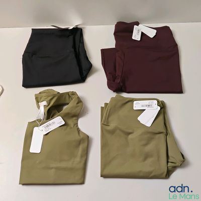 trois paires de pantalons pour homme posées sur une table blanche