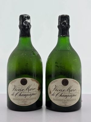 deux bouteilles de vin posées l'une à côté de l'autre sur une table