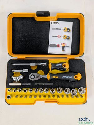 une trousse à outils dans un coffret jaune posée sur une surface blanche