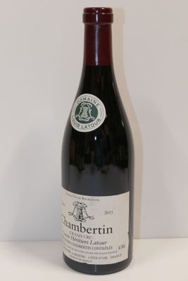 une bouteille de vin posée sur une table