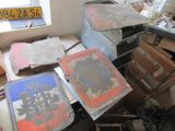 une pile de livres posée sur une table dans une pièce