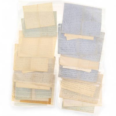 plusieurs feuilles de papier sont empilées les unes sur les autres