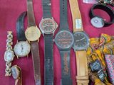 de nombreux modèles de montres dans une valise