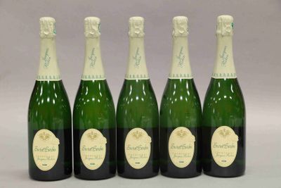 quatre bouteilles de champagne sont alignées