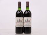 deux bouteilles de vin posées sur une table l'une à côté de l'autre
