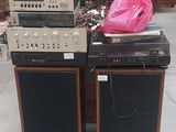 deux haut-parleurs posés l'un sur l'autre sur une table