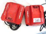 deux piles rouges branchées sur un chargeur