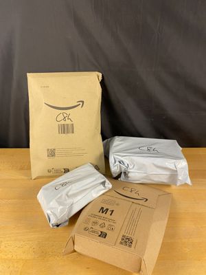 deux sacs de nourriture posés sur une table à côté d'un sac de nourriture